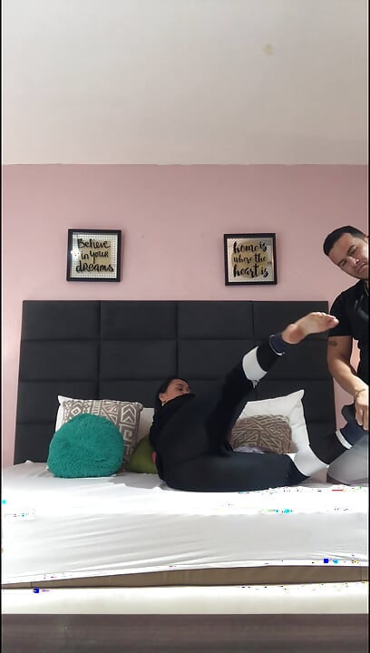 Orgazm olana kadar karımı tutkuyla sikiyorum.