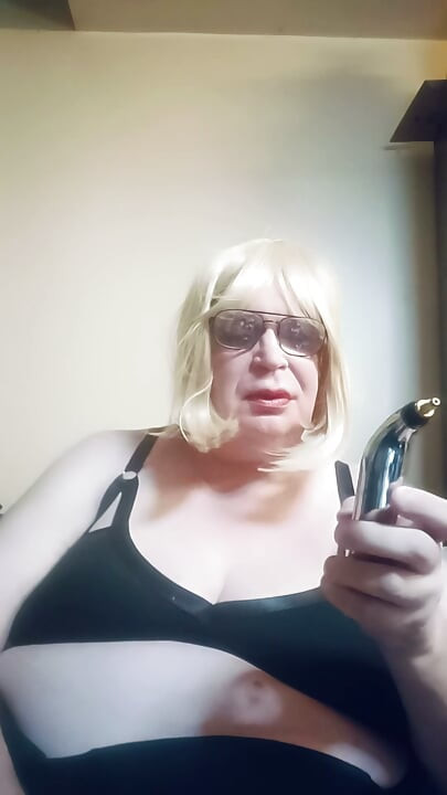パート2 - BBWのテレビが乳首を弄ぶ。