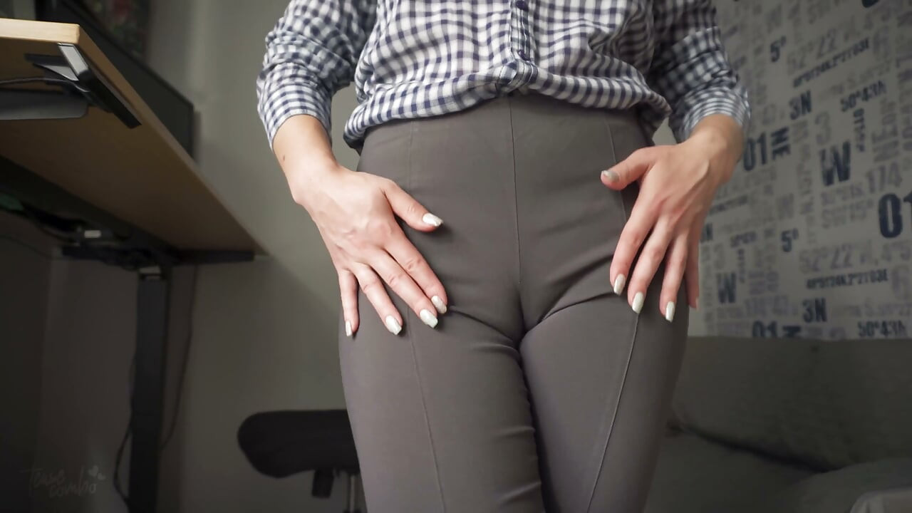 Niegrzeczna sekretarka uwodzi cię swoim cameltoe w obcisłych spodniach