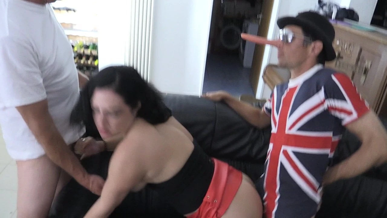 Trio neukpartij met 2 jongens en een vuile slet !!!