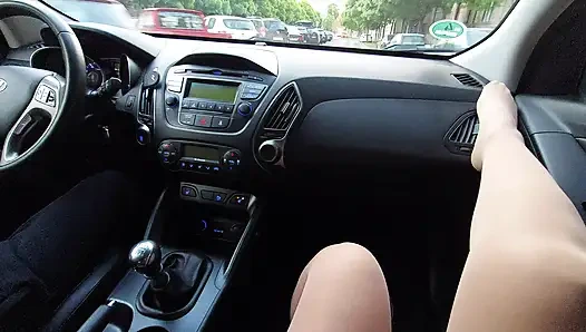 Tante seksi dengan stoking ketat menggoda sopir taksi di dalam mobil