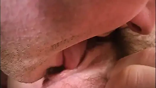 Cewek semok rambut pirang dengan memek berbulu dientot habis-habisan sama kontol besar amatir