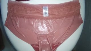 Pisse abondante sur le soutien-gorge et la culotte d&#39;une petite amie amateur