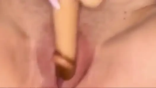 Solo-frau masturbiert. Echter orgasmus