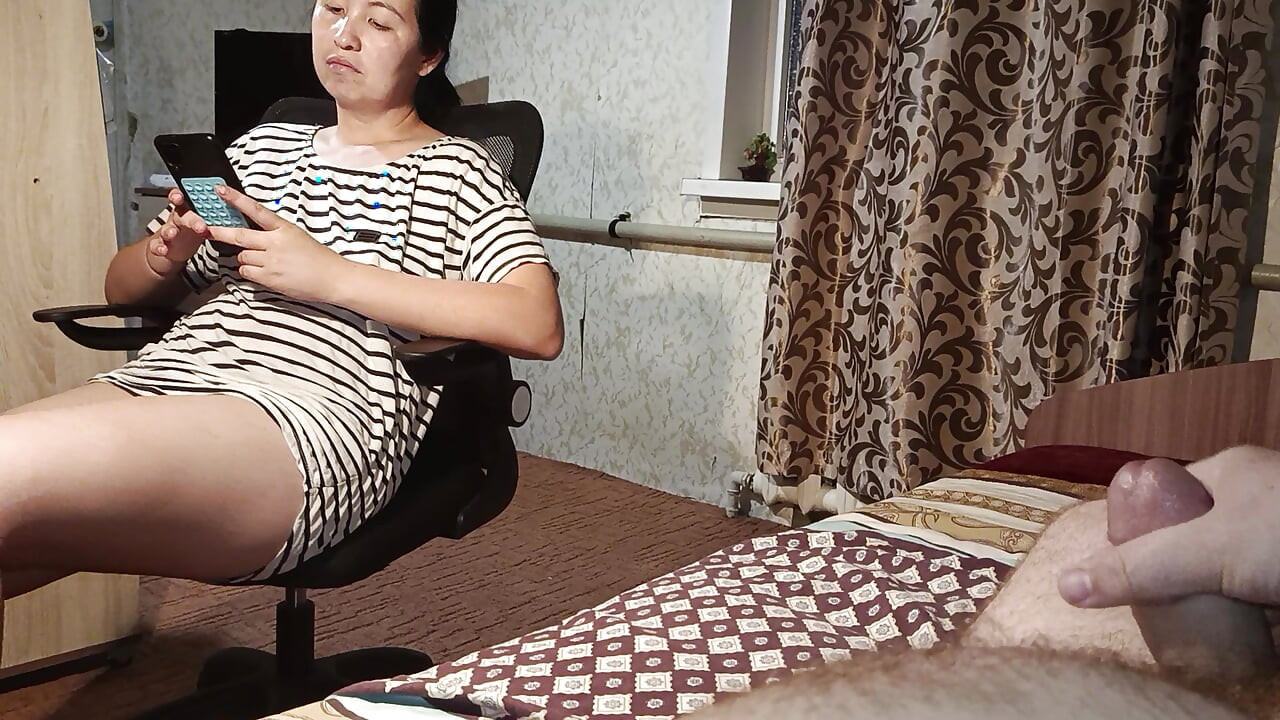The Korean woman knows how to seduce with her pussy, and help to cum with her own hands