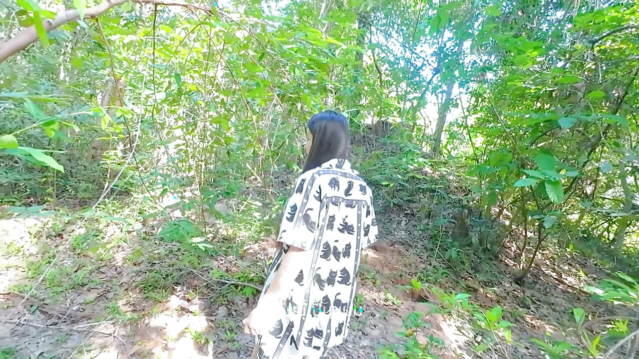 Garota Tailandesa Se Masturbando ao Ar Livre - Aventura na Floresta 4K