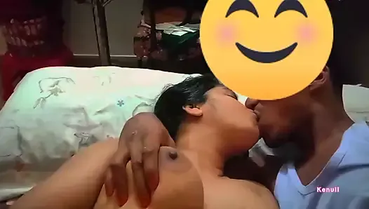 Симпатичная пара жестко трахается в спальне в домашнем шри-ланкийском видео