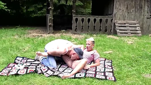 Derin amcık ve gırtlak yıkımı - sırılsıklam işemek için sert sakso!