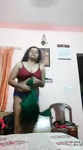 印度女孩为男友的大胸部多汁阴户拍摄裸体视频