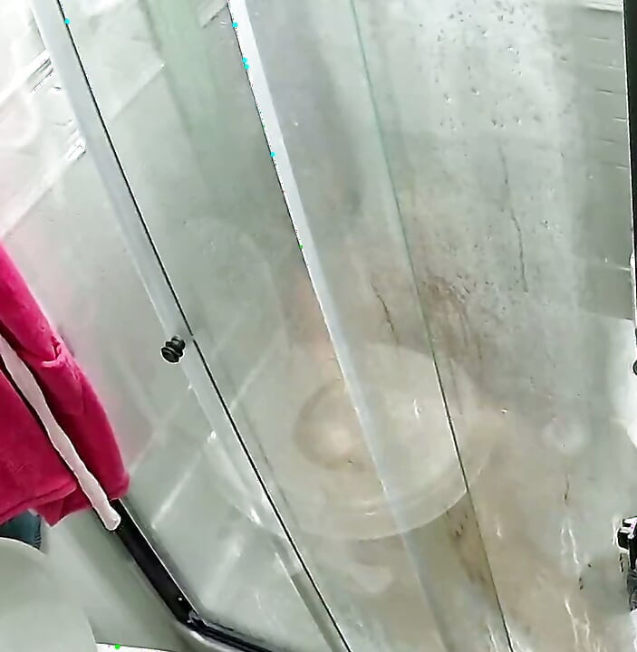 Я була гаряча, мокра й збуджена в душі, і просто мусила трахнути обидві свої дірки.
