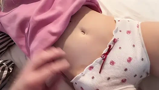 ИДЕАЛЬНАЯ 18-ЛЕТНЯЯ ТИНКА РАСТЯНУТА БОЛЬШИМ ЧЛЕНОМ - ТАК МОКРАЯ КРУПНЫМ ПЛАНОМ