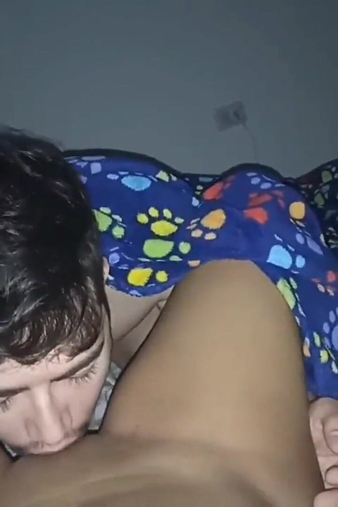 New York Abd'li 18 yaşındaki esmer büyük sarkık memeler üvey erkek kardeşinin büyük yarağını sikiyor