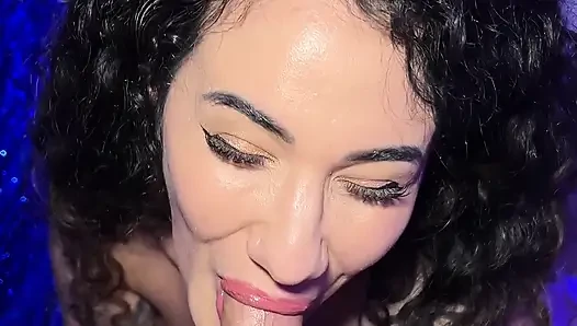 Arabelle Raphael наслаждается вибратором и трахается в анал, пока она не кончит