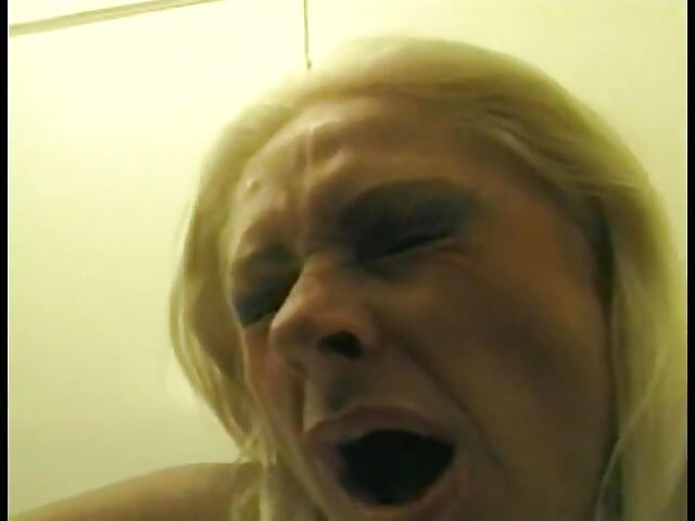 Joven caprichoso le gusta hacer el truco con la rubia madura Kathy Jones en la casa en cuclillas