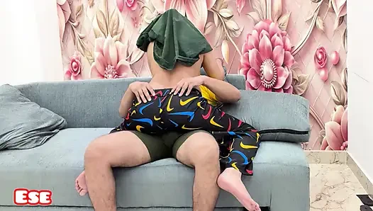 Istri india dientot habis-habisan di sofa