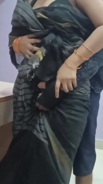 Emocionante momento de "Parte 2, madrastra india sexy atrapada por hijastro mientras habla con su novio hindi madrastra hindi audio"