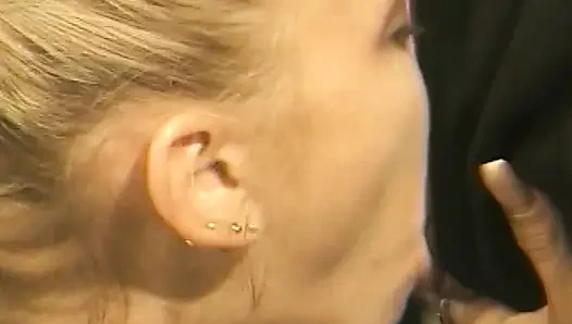 Sarışın sekreter ofiste sıkı anal deliğini siktiriyor