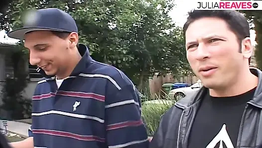 Azgın sürtük ateşli bir grup seksten sonra ağzına boşalıyor