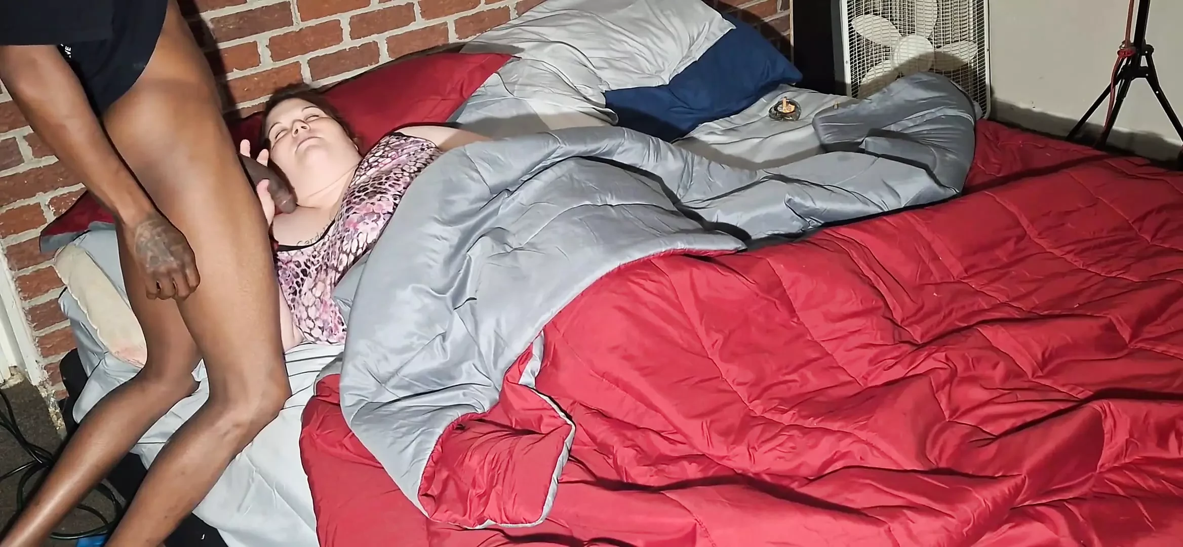 Nevlastní otec pryč Ona v posteli nahá nevlastní matka to saje 5 minut před tím, než projde dveřmi z práce