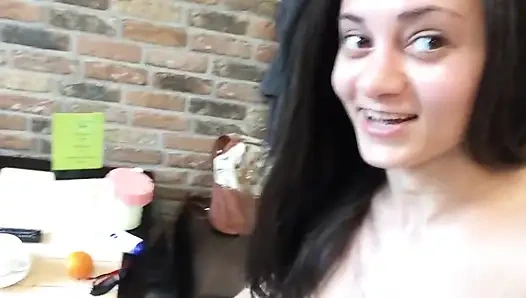 Обнаженная в публичной сауне