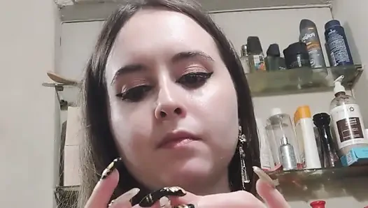 Soyunuyor, ayakkabılarımı çıkarıyor, makyajımı çıkarıyor, yatacak her şey. Sweet Dreams My Loves