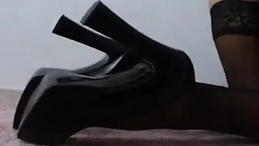 Это немецкая дама в черных чулках, которая любит кончить