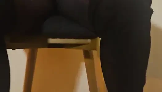 Yüksek çizmeli seksi ateşli genç erkek avcısı sikiliyor