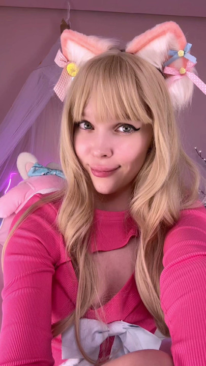 Atasan pink ini rasanya terlalu enak banget..