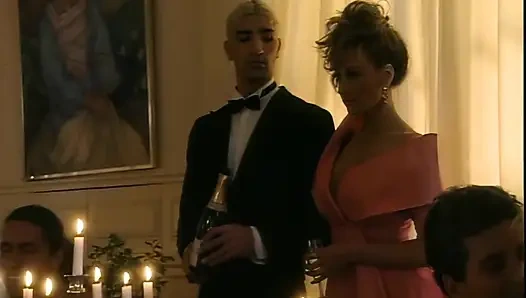 Azgın orta yaşlı seksi kadın büyük sert yarakla parti seksinin tadını çıkarıyor