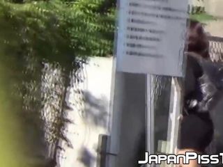Jonge Japanse babes plassen stiekem overal in de stad