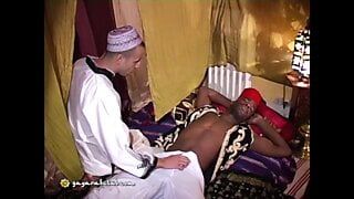 Gayarabclub.com - macho Arabische man zuigt grote pik
