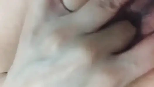 Aku masukin jariku ke dalam memek dan pantatku!
