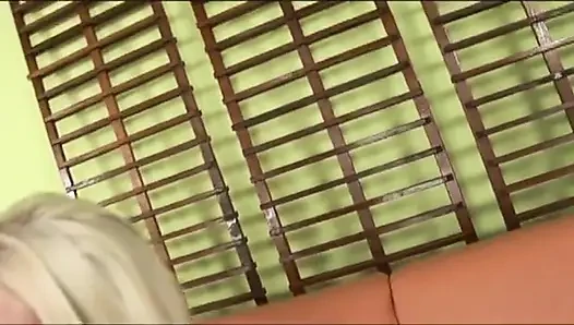 Blondine mit dicken titten reitet großen schwanz auf der couch