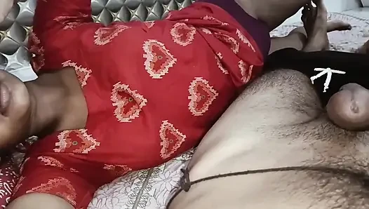 Sevimli Hintli kız ıslak oral oyun ve dil boşalması