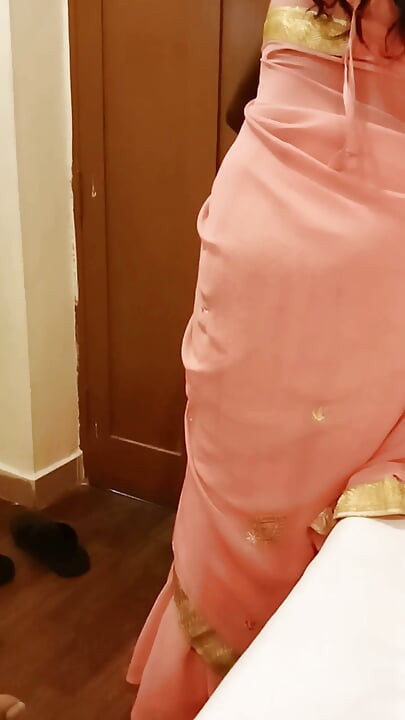 La esposa tamil Desi Renu se deja provocar el culazo y la concha en sari después del hotel - ¡Filma el cuck! Indianhotwifex