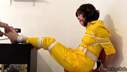 April O'neil yalınayak ve gıdıklıyor