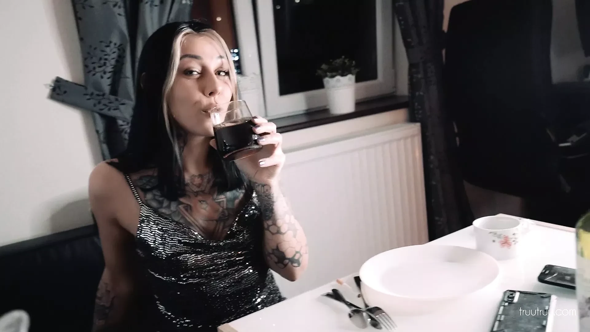 Otrogen man knullar fruar bff