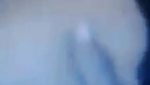 Bir kadının sevgilisiyle görüntülü görüşme bile emziriyor