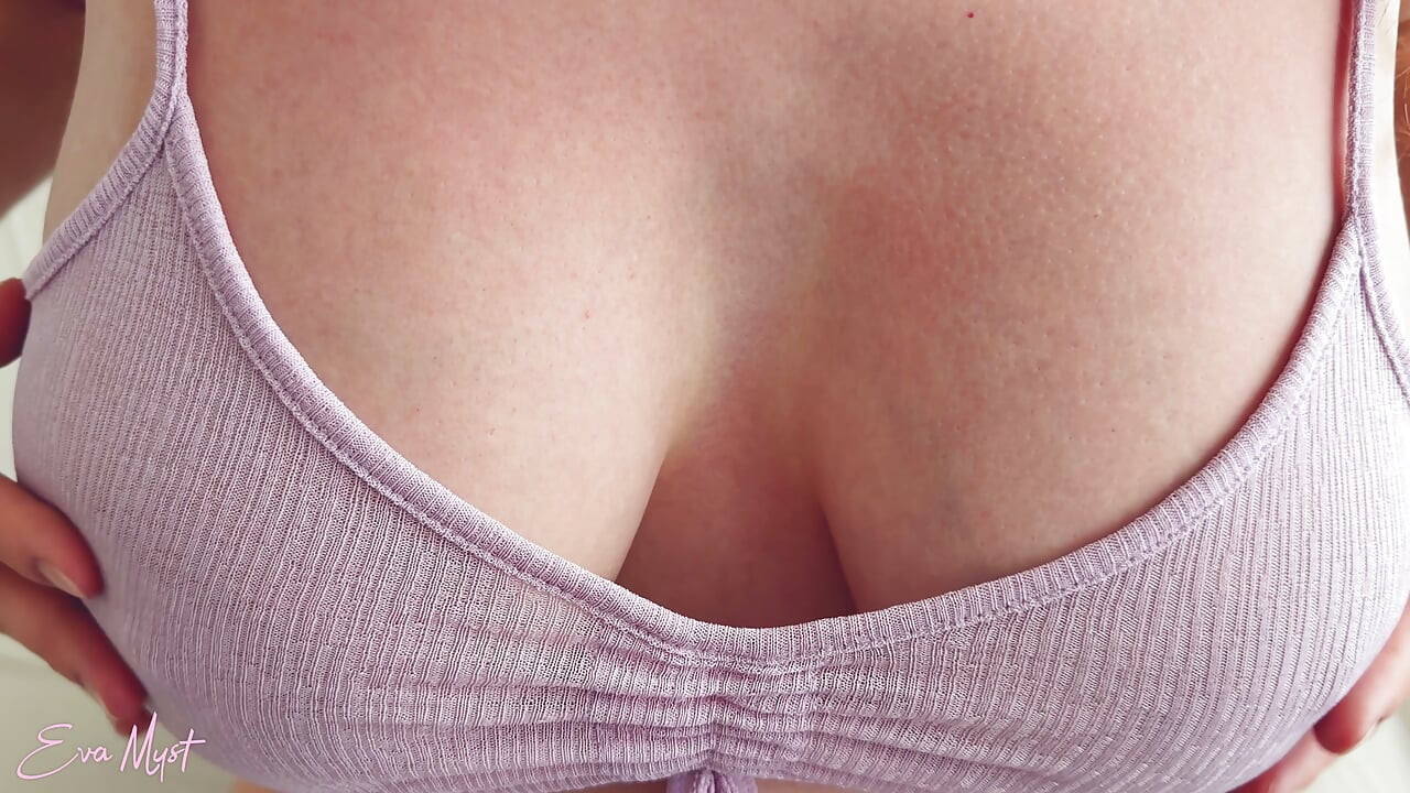La hermanastra embarazada enseñó sus tetas y coño, luego hizo una paja e incluso invitó a meter la polla en su coño afeitado