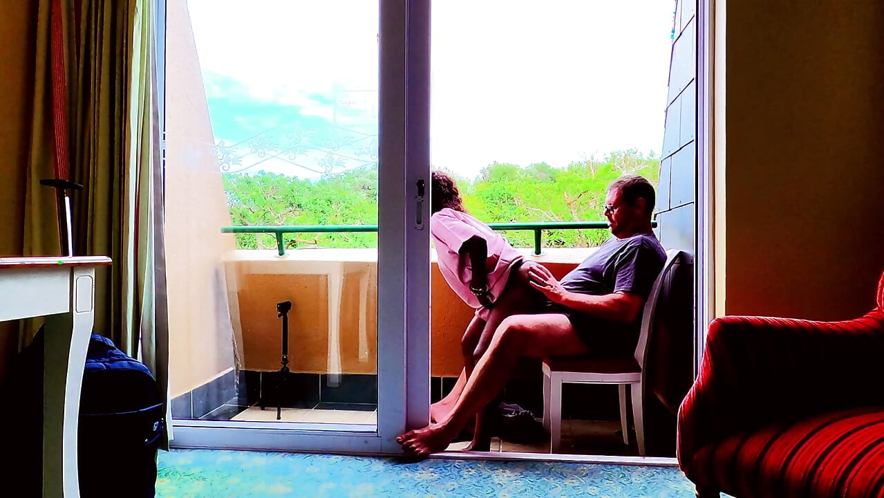 Nuvens escuras e tempestades se formando, mas isso não pode nos impedir de foder em nosso quarto de hotel