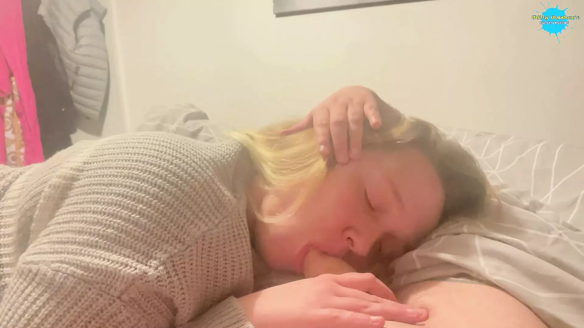 Bbw adolescente chupando o pau do namorado novamente!