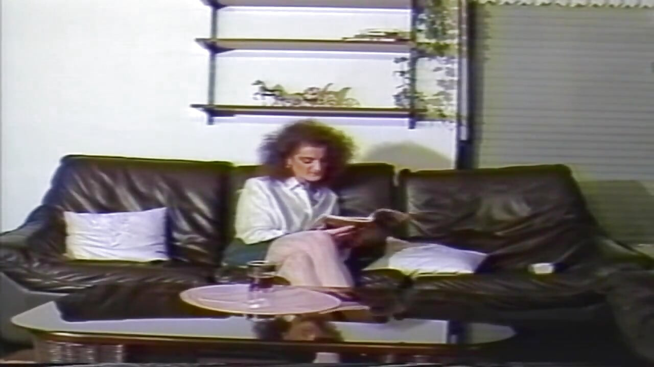 Vintage madura morena es tocada y comida hasta el orgasmo en el sofá