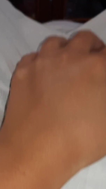 Dok moja cura uči za ispit, susjeda se igra s mojom pičkom ispod pokrivača | Isječak 2