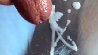 Друг снимает порцию спермы на пизду моей жены.