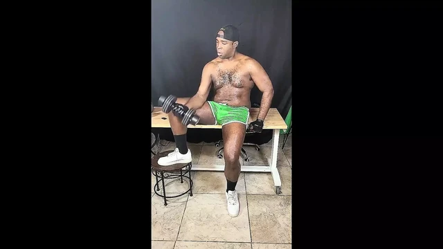 Oiled Muscled Gay Streamer Jerking Giant Cock After Working Out