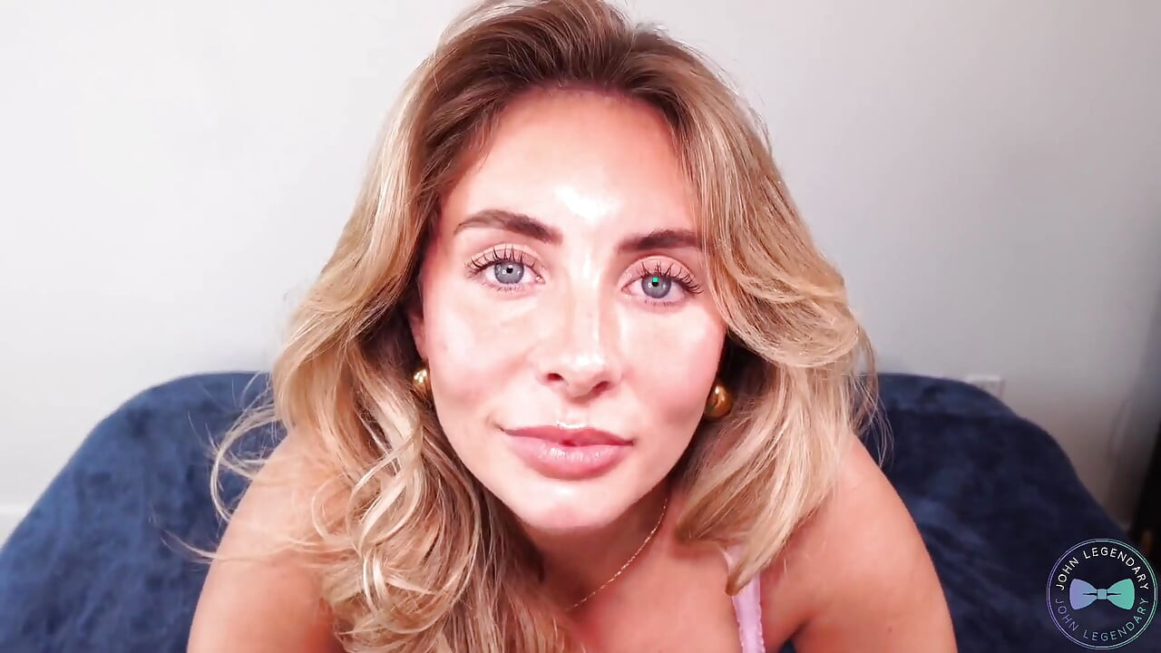 Britânica cadela Bonnie Blue trai namorado e recebe gozada interna