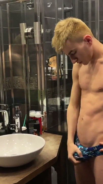 twink one stisne i drka njegov veliki kurac dovodeći do orgazma, twink sperma | Klip 1
