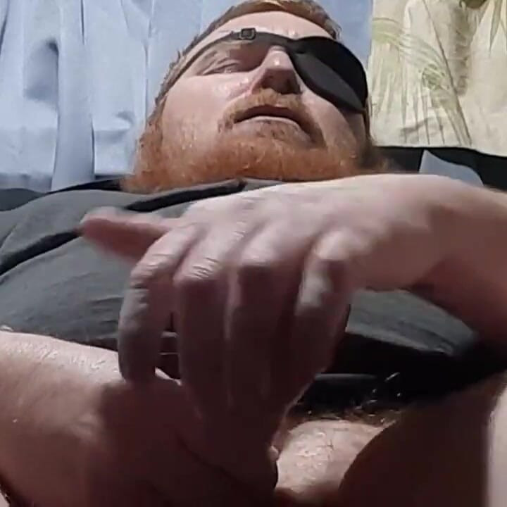 גונחת וגומרת חזק מול המצלמה