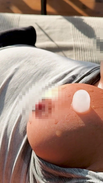 لحظة مثيرة من "استخدام مكعبات الثلج لجعل ثديي مبلل وقاسي! خاضعة للرقابة"