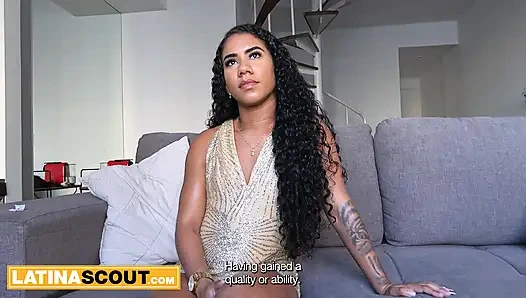 Büyük götlü Brezilyalı ateşli kız amatör oyuncu seçmelerinde yarağa binmek için üstüne atlıyor bakış açısı